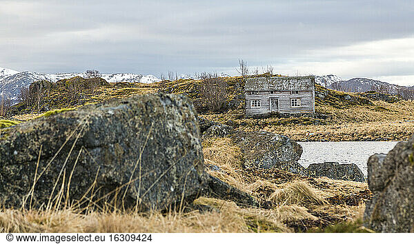 Norwegen  Lofoten  Altes Haus auf Vestvagoy