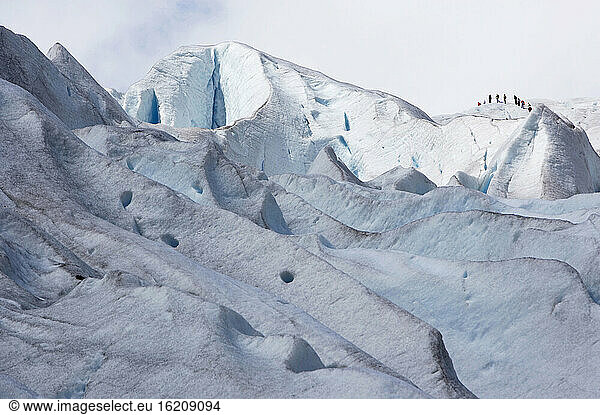 Norwegen  Nigardsbreen  Gletscherzunge  Touristen im Hintergrund