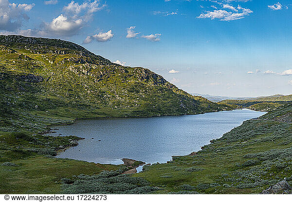 Norwegen  Setesdalen  See in Berglandschaft