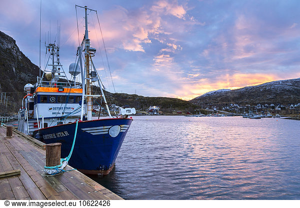 Norwegen  Troms  Ersfjordbotn  Fischerboot im Hafen bei Sonnenuntergang