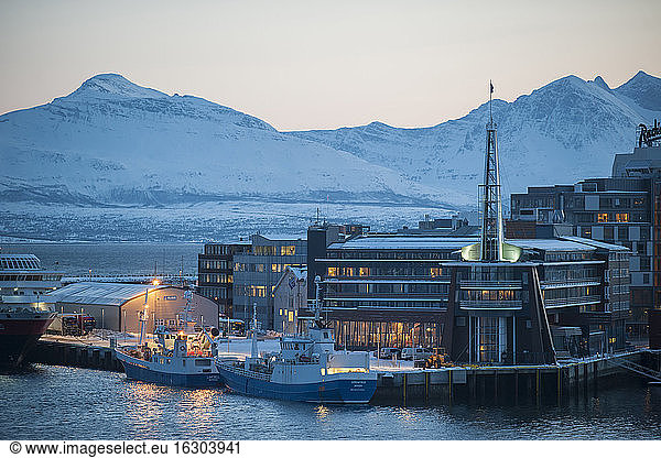 Norwegen  Tromso  Hafen und Berglandschaft