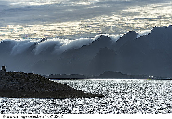 Norwegen  Wolken ziehen über Berge