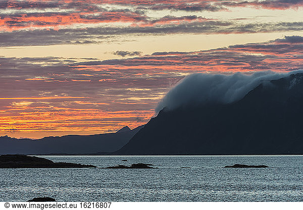 Norwegen  Wolken ziehen über Berge