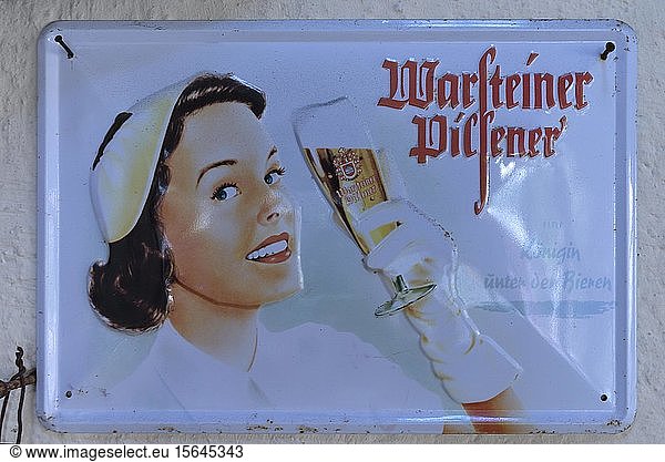 Nostalgisches Blech-Werbeschild  Warsteiner Pilsener der 1950er Jahre  Bierwerbung  Bayern  Deutschland  Europa