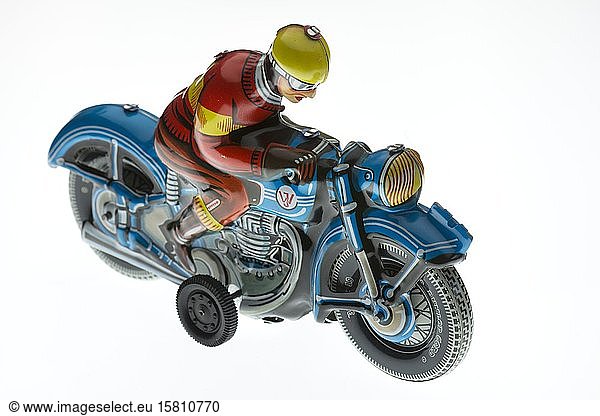 Nostalgisches Blechspielzeug  Motorradfahrer aus den 1950er Jahren  weißer Hintergrund  Deutschland  Europa