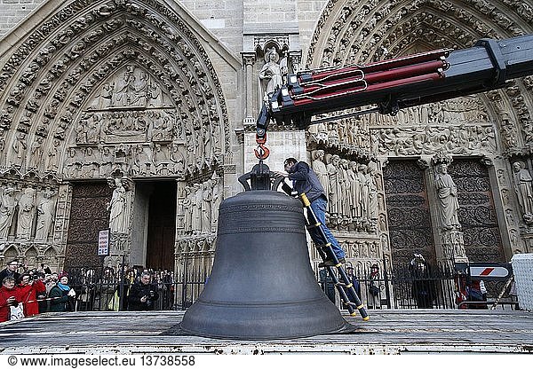 Notre-Dame de Paris 850-jähriges Jubiläum  Ankunft des neuen Glockengeläuts  getauft auf den Namen Marie  die größte Glocke wiegt 6 Tonnen und spielt einen Gis-Ton (sol diese).