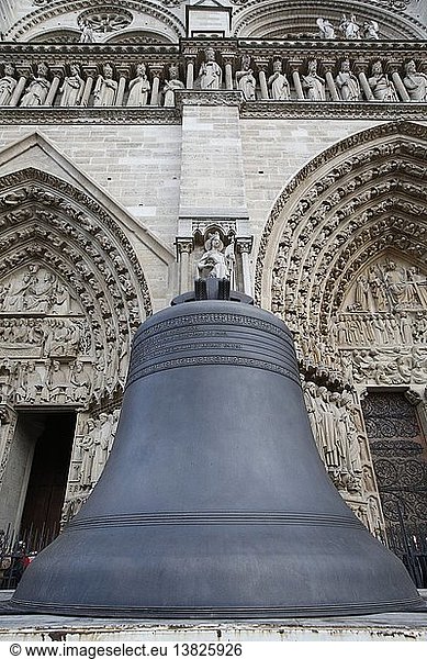 Notre-Dame de Paris 850-jähriges Jubiläum  Ankunft des neuen Glockengeläuts  getauft auf den Namen Marie  die größte Glocke wiegt 6 Tonnen und spielt einen Gis-Ton (sol diese).