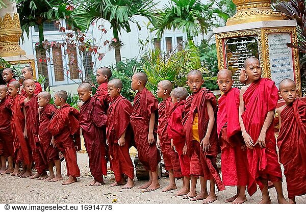 Novizenmönche im Kloster Shwe Yaunghwe Kyaung  in der Nähe von Nyaungshwe  Shan-Staat  Myanmar