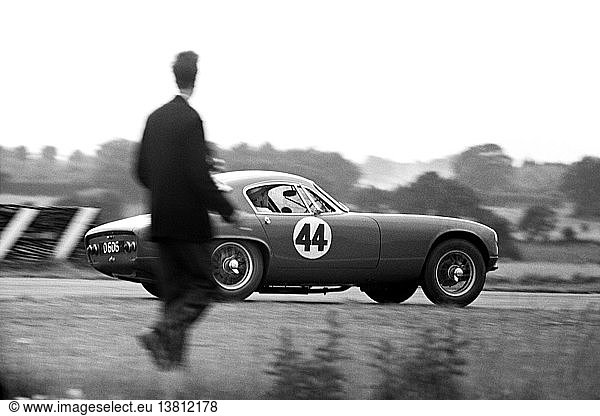 Nr. 44 Chris Summers am Steuer eines Lotus Elite bei der Tourist Trophy  Goodwood  England  20. August 1960.
