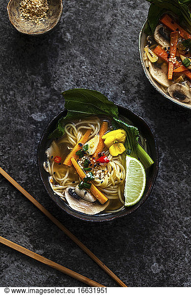 Nudelsuppe mit Möhren Pilzen Paksoi und Sesam (Asien)