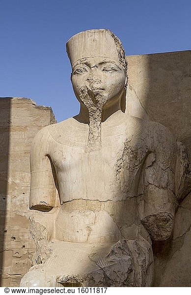 Nur die Statue von König Tutanchamun  Luxor-Tempel  UNESCO-Weltkulturerbe  Luxor  Ägypten