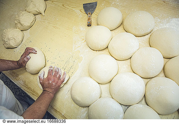Nur Hände formen Teig in einer Bäckerei in Belgrad  Serbien