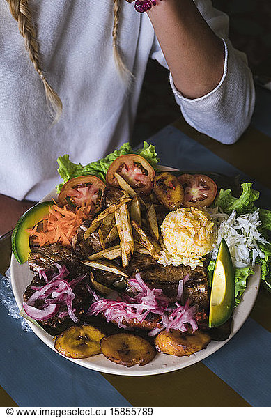 Nutzpflanzenfrau bereit  traditionelles mexikanisches Essen zu essen