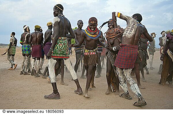 Nyangatom  Bume  Buma  Bumi  stamm  Tanz-Zeremonie  tanzende Männer und Frauen  Omo-Tal  Äthiopien  Afrika