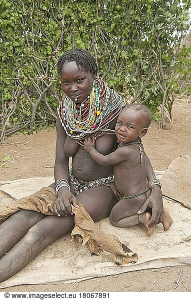 Nyangatom-Frau mit Perlenketten  Bume  Buma  Bumi  stamm  -Stamm  mit Kind  Omo-Tal  Äthiopien  Afrika