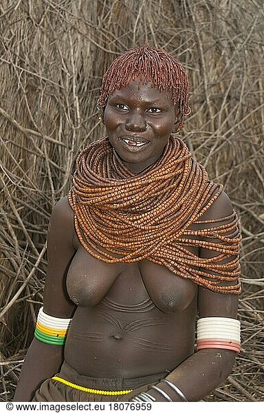 Nyangatom-Frau mit Perlenketten  Bume  Buma  Bumi  stamm  -Stamm  Schmucknarben  Omo-Tal  Äthiopien  Afrika