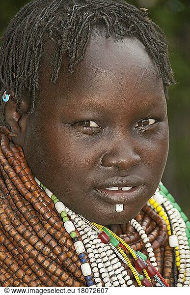 Nyangatom-Frau mit Perlenketten  Omo-Flusstal  Äthiopien  Bume  Buma  Bumi  Afrika