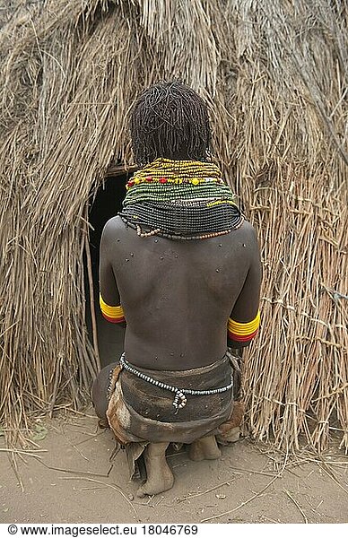 Nyangatom-Frau mit Perlenketten  vor einer Hütte  Omo-Flusstal  Äthiopien  Bume  Buma  Bumi  Afrika
