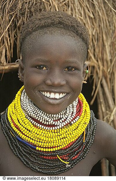 Nyangatom-Mädchen mit Perlenketten  Omo-Flusstal  Äthiopien  Bume  Buma  Bumi  Afrika