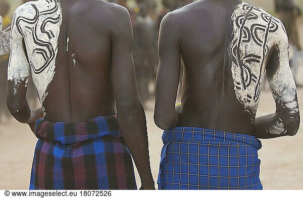 Nyangatom-Männer mit bemaltem Rücken  Omo-Flusstal  Äthiopien  Bume  Buma  Bumi  Afrika