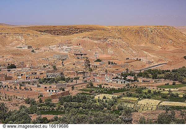Oase Tinerhir mit alten Lehmhäusern und neu errichteten Gebäuden Tinerhir Souss-Massa-Draa Hoher Atlas Marokko Afrika