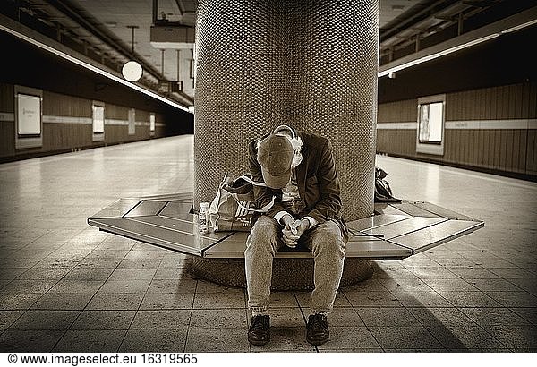 Obdachloser  Berber  sitzt im Wartebereich einer S-Bahnstation  Stuttgart  Baden-Württemberg  Deutschland  Europa