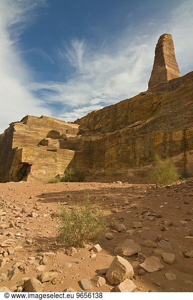 Obelisk oberhalb der Ruinen der Stadt Petra  Jordanien  Vorderasien  Asien