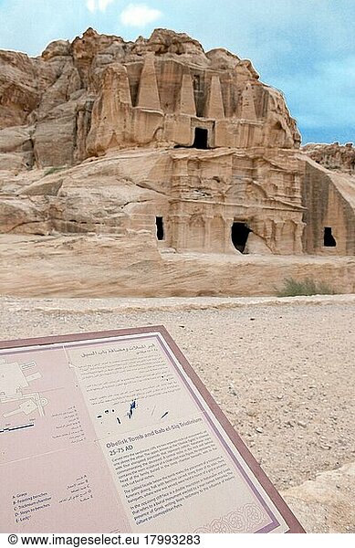 Obelisken-Grab  Archäologischer Park Petra  Felsenstadt  Jordanien  Kleinasien  Asien