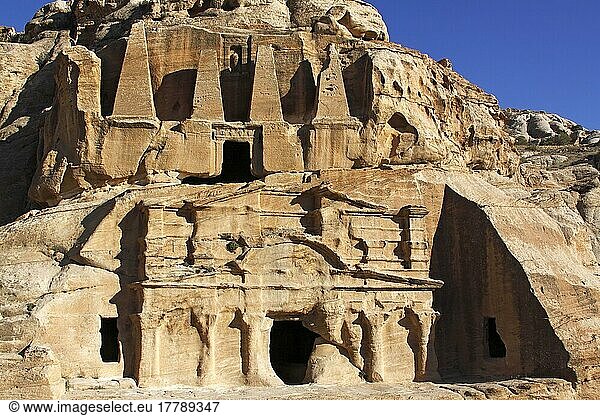 Obeliskengrab und Fassade von Triklinium von Bab el-Siq  Grabstätte  Petra  Hauptstadt der Nabatäer  Jordanien  Haschemitisches Königreich von Jordanien  Asien