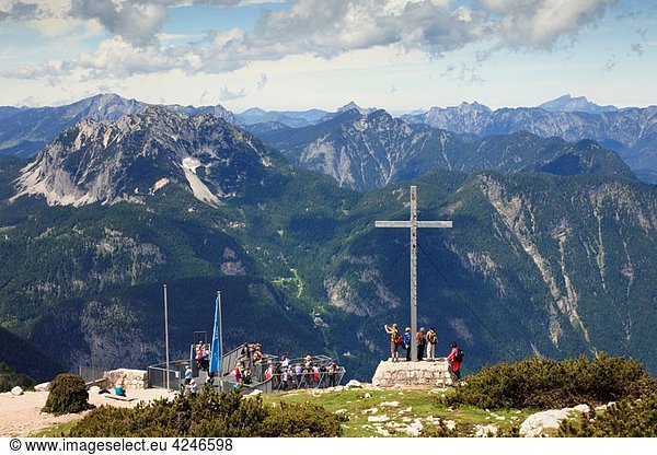 Obertraun  Salzkammergut  Austria  Europe People at the Pioneer cross and 5fingers viewing platform on Krippenstein mountain at the Dachstein World Heritage site in the Austrian Alps