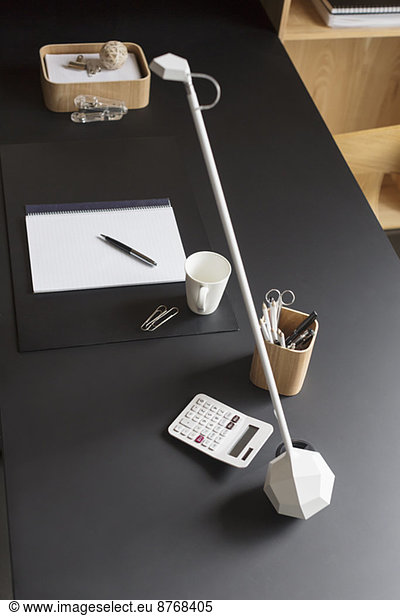 Objekte und moderne Lampe auf dem Home-Office-Schreibtisch