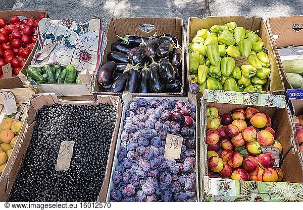 Obst- und Gemüsestand auf einem Bürgersteig in Chisinau  der Hauptstadt der Republik Moldau.