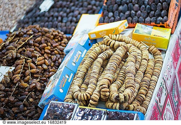 Obststand mit getrockneten Feigen auf einem lokalen Markt in Marrakesch.