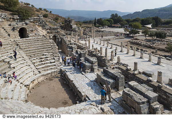 Odeion oder Buleuterion  ehemals überdachte Halle  Ratsversammlung  daneben Säulenreihe obere Agora  öffentlicher Platz  antike Stadt Ephesus  UNESCO Weltkulturerbe  Selçuk  Provinz ?zmir  Türkei