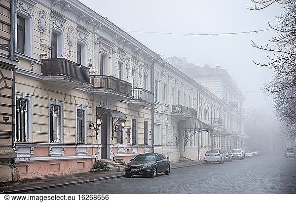 Odessa  Ukraine. Primorsky Boulevard in Odessa  Ukraine  an einem nebligen Herbsttag.