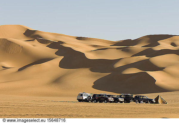 Off road vehicles  Erg Awbari  Sahara desert  Fezzan  Libya