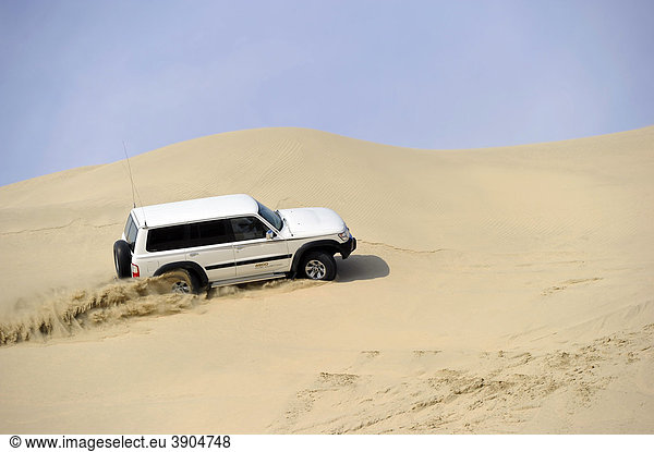 Off-Roader Nissan Patrol 4500 Fuel Injection 4x4  Fahrt auf Sanddüne  Emirat Katar  Qatar  Persischer Golf  Naher Osten  Asien