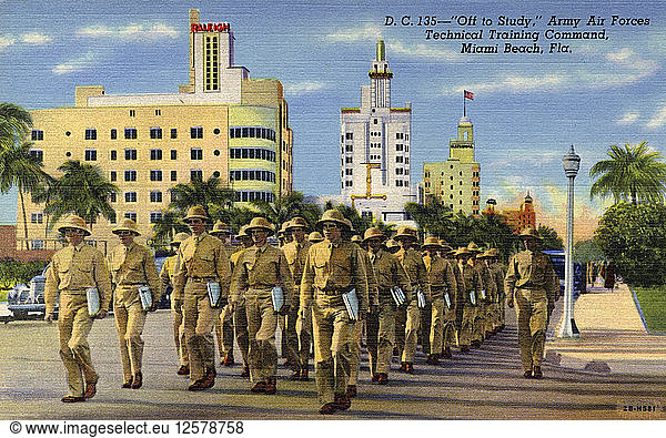 Off to Study  Army Air Forces Technical Training Command  Miami Beach  Florida  USA  1942. Künstler: Unbekannt