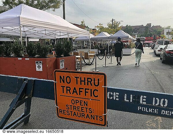Offene Straßen  Verbotsschild für Durchgangsverkehr  zur Unterstützung von Gaststätten im Freien  Verkehr blockiert  Forest Hills  Queens  New York.