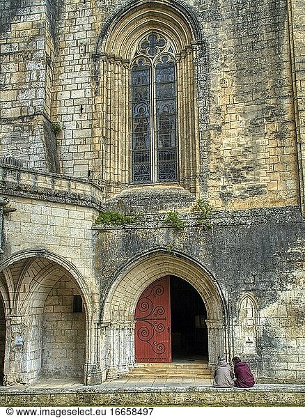 Offene Tür zur Abtei Brantome  Brantome  Departement Dordogne  Nouvelle-Aquitaine  FrankreichFrankreich.