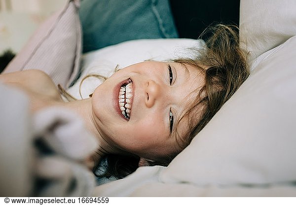 offenes Nahaufnahmeporträt eines lachenden Mädchens