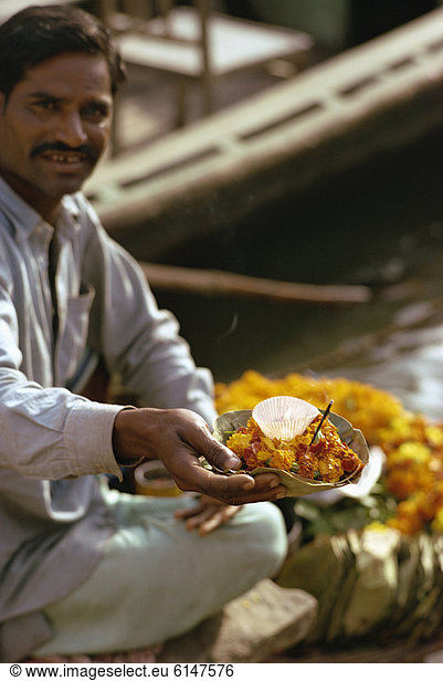 Offering beside the Ganges River  Varanasi (Benares)  Uttar Pradesh state  India  Asia