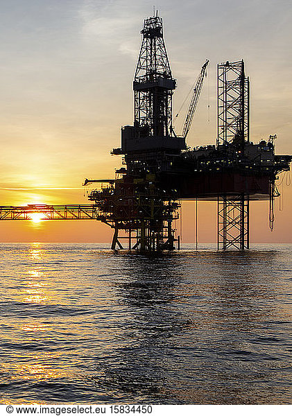 Offshore-Gasförderplattform bei Sonnenuntergang