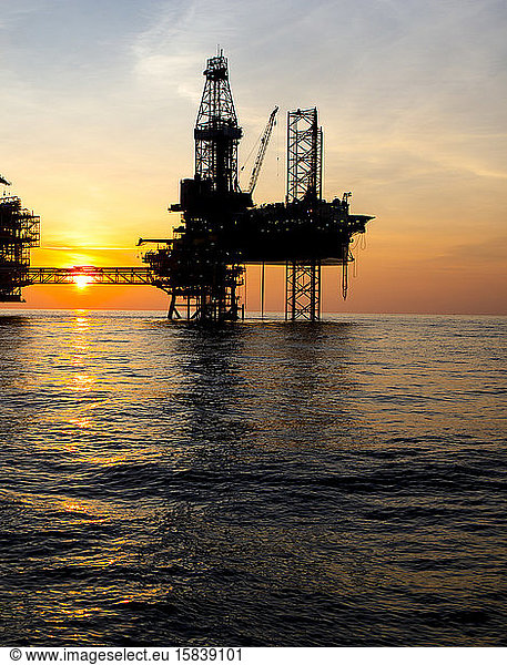 Offshore-Gasförderplattform bei Sonnenuntergang