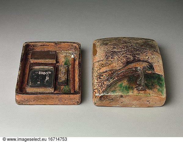 Ogata Kenzan 1663–1743. Writer’s box  ca. 1615–1868. Edo period (1615–1868).
Crackled glaze; design modelled in relief (Kyoto ware  Kenzan style)  8.3 cm.
Inv. Nr. 29.100.670
New York  Metropolitan Museum of Art.