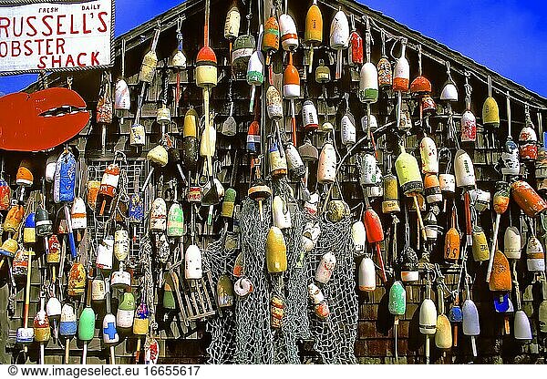 Ogunquit  Maine - Hummerbude mit einer Wand voller Netzbojen.