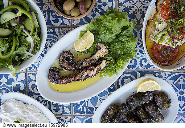 Oktopus und andere griechische Gerichte  Strand von Ialyssos  Rhodos  Dodekanes  Griechische Inseln  Griechenland  Europa
