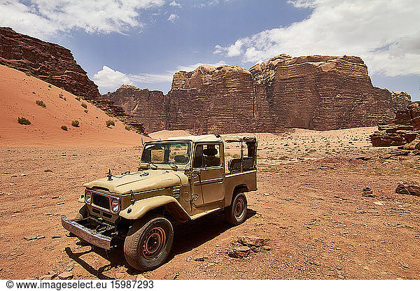 Old 4x4 in the desert  Wadi Rum  Jordan