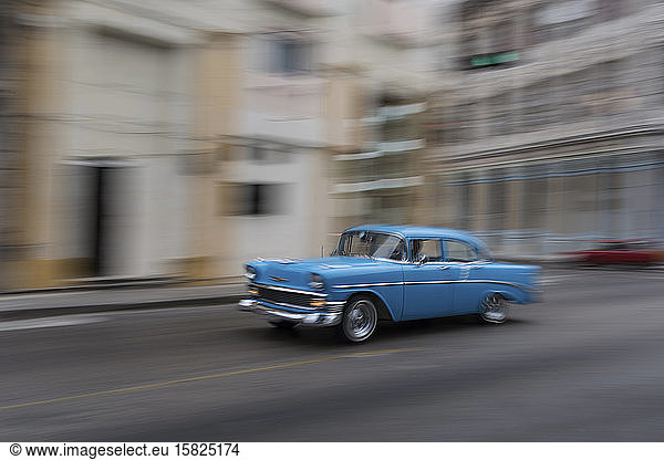Oldtimer auf der Straße  Havanna  Kuba