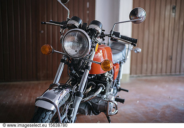 Oldtimer-Motorrad in der Garage geparkt